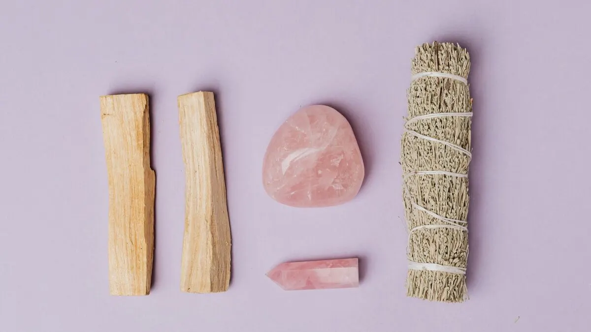 Beda Sage, Palo Santo, dan Dupa untuk Membersihkan Ruangan: Panduan Lengkap
